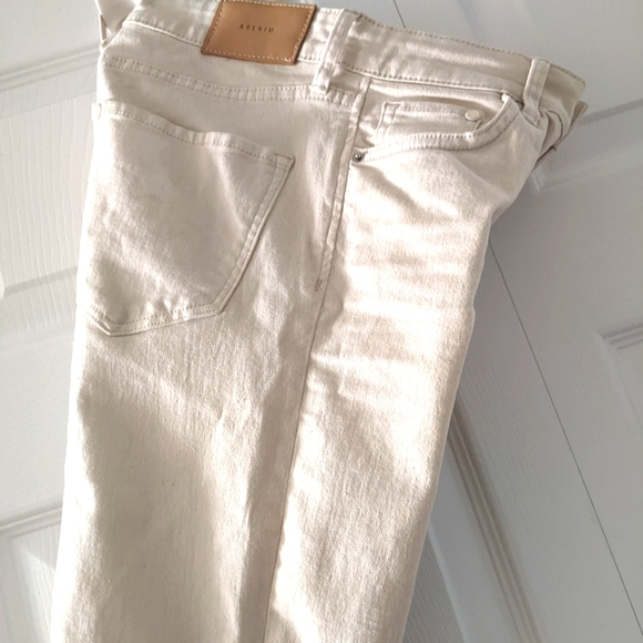 Cream Coloured Skinny Jeans. 5 Pocket. 25. Wardrobe Staple! Like New! HP! - Picture 14 of 16